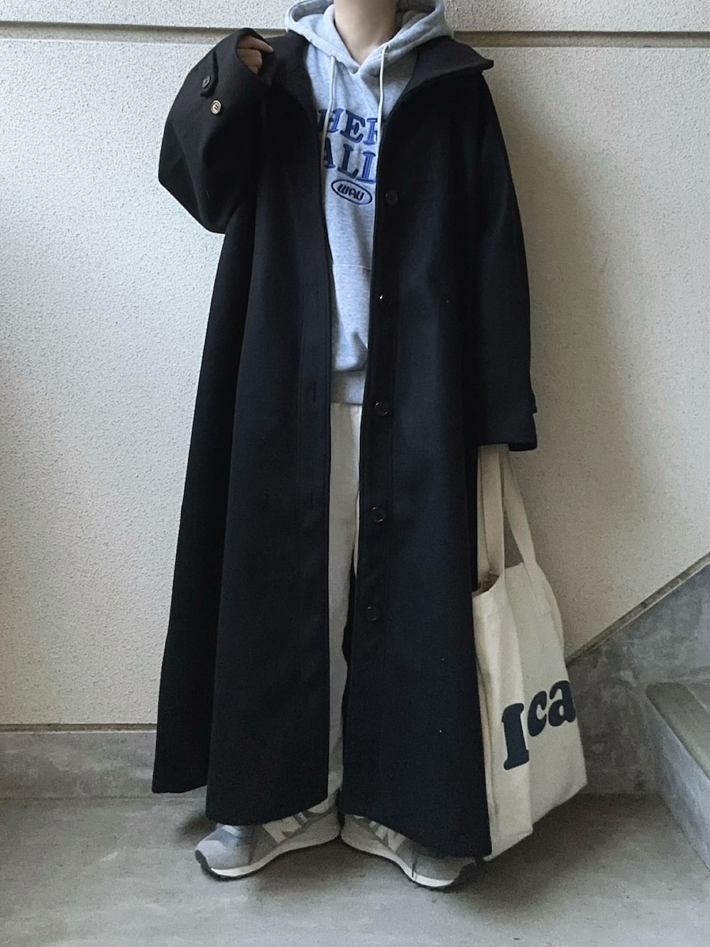 ブラック系のその他アウター、グレー系のパーカーを着用したレディースの秋コーディネートの2枚目の写真