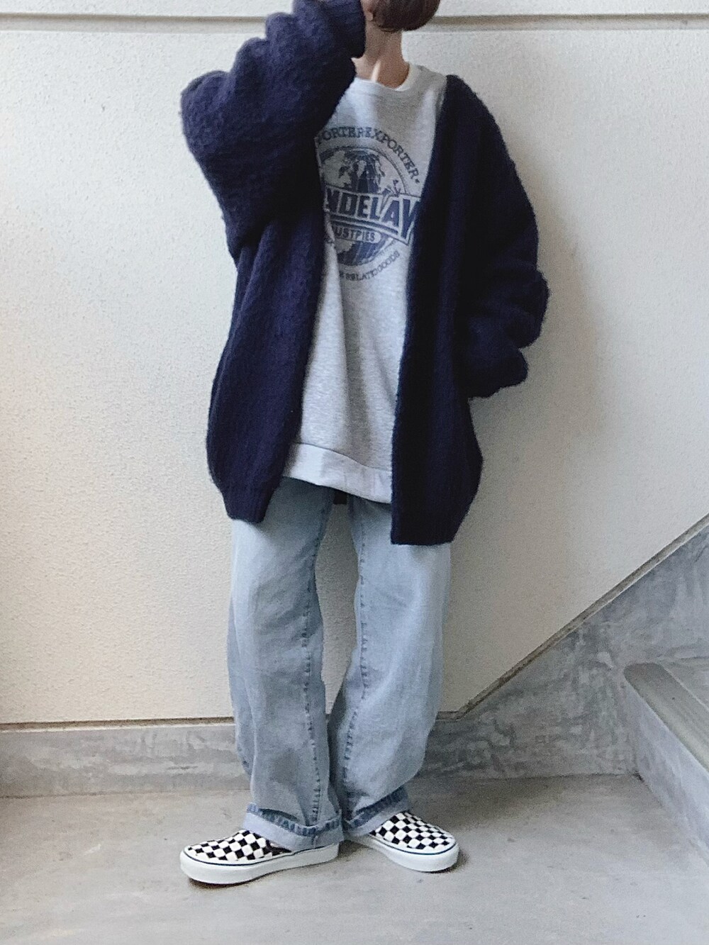 グレー系のスウェット、ブルー系のカーディガン/ボレロ、ブルー系のデニムパンツを着用したレディースの冬コーディネートの2枚目の写真