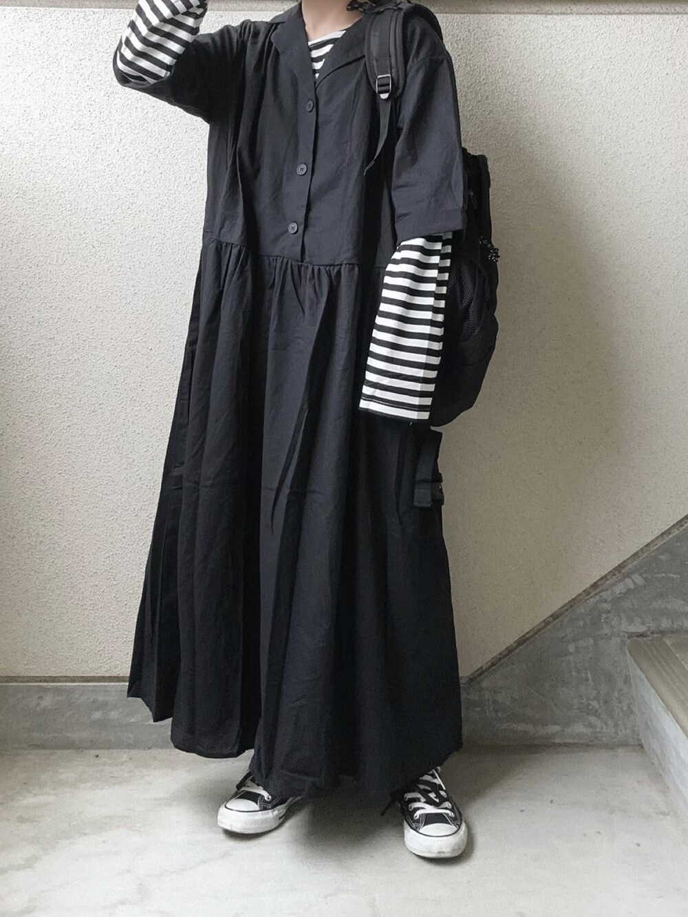 ブラック系のワンピース、ブラック系のTシャツ/カットソーを着用したレディースの春コーディネートの3枚目の写真