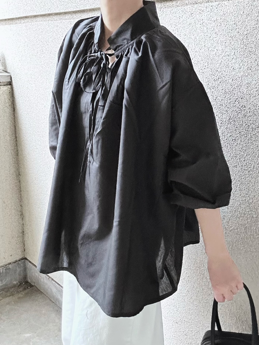 ブラック系のシャツ/ブラウスを着用したレディースの夏コーディネートの3枚目の写真