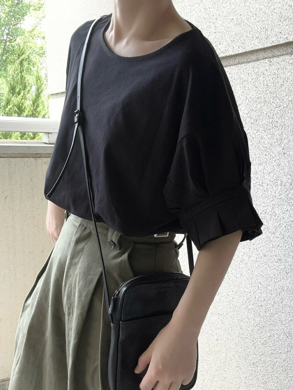 ブラック系のTシャツ/カットソー、ブラック系のサンダルを着用したレディースの夏コーディネートの4枚目の写真