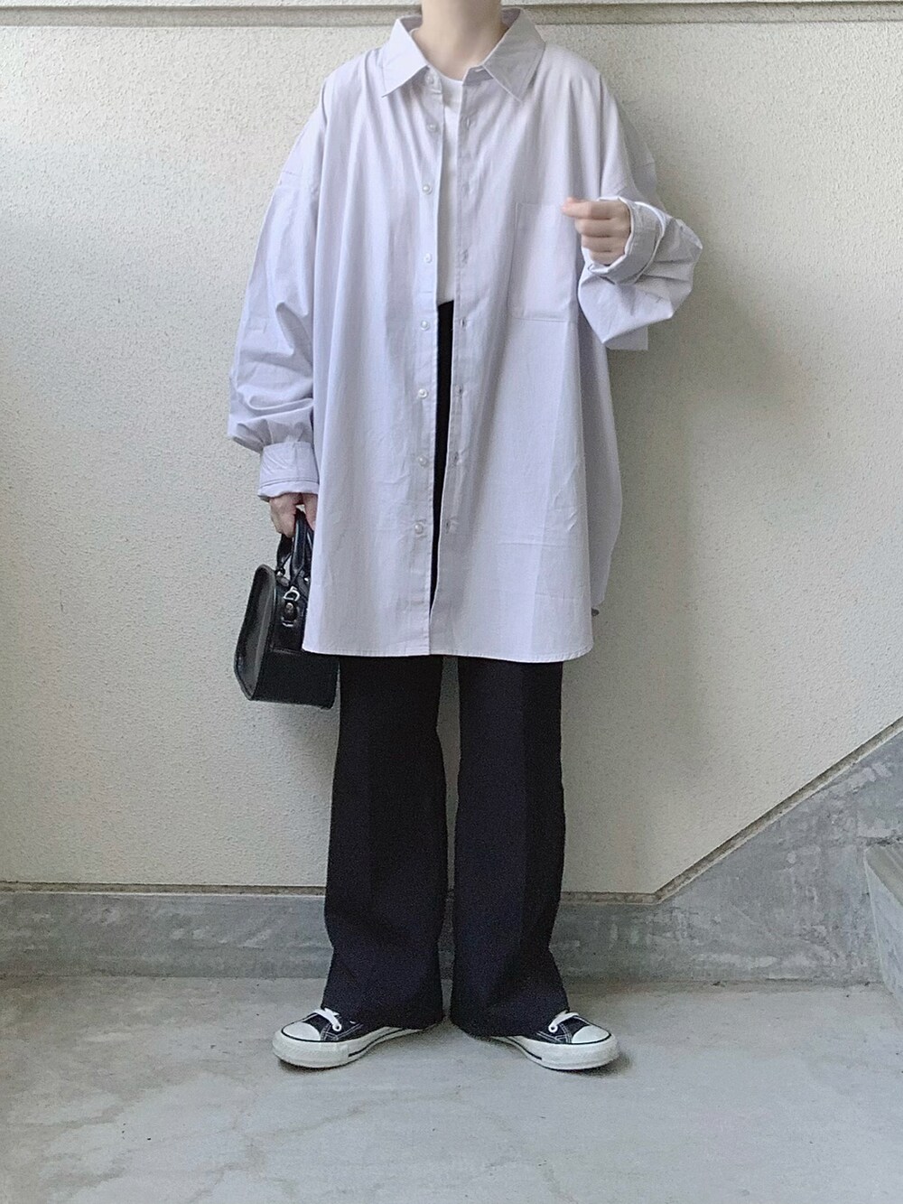 グレー系のシャツ/ブラウス、ブラック系のスラックス、ブラック系のスニーカーを着用したレディースの秋コーディネートの3枚目の写真