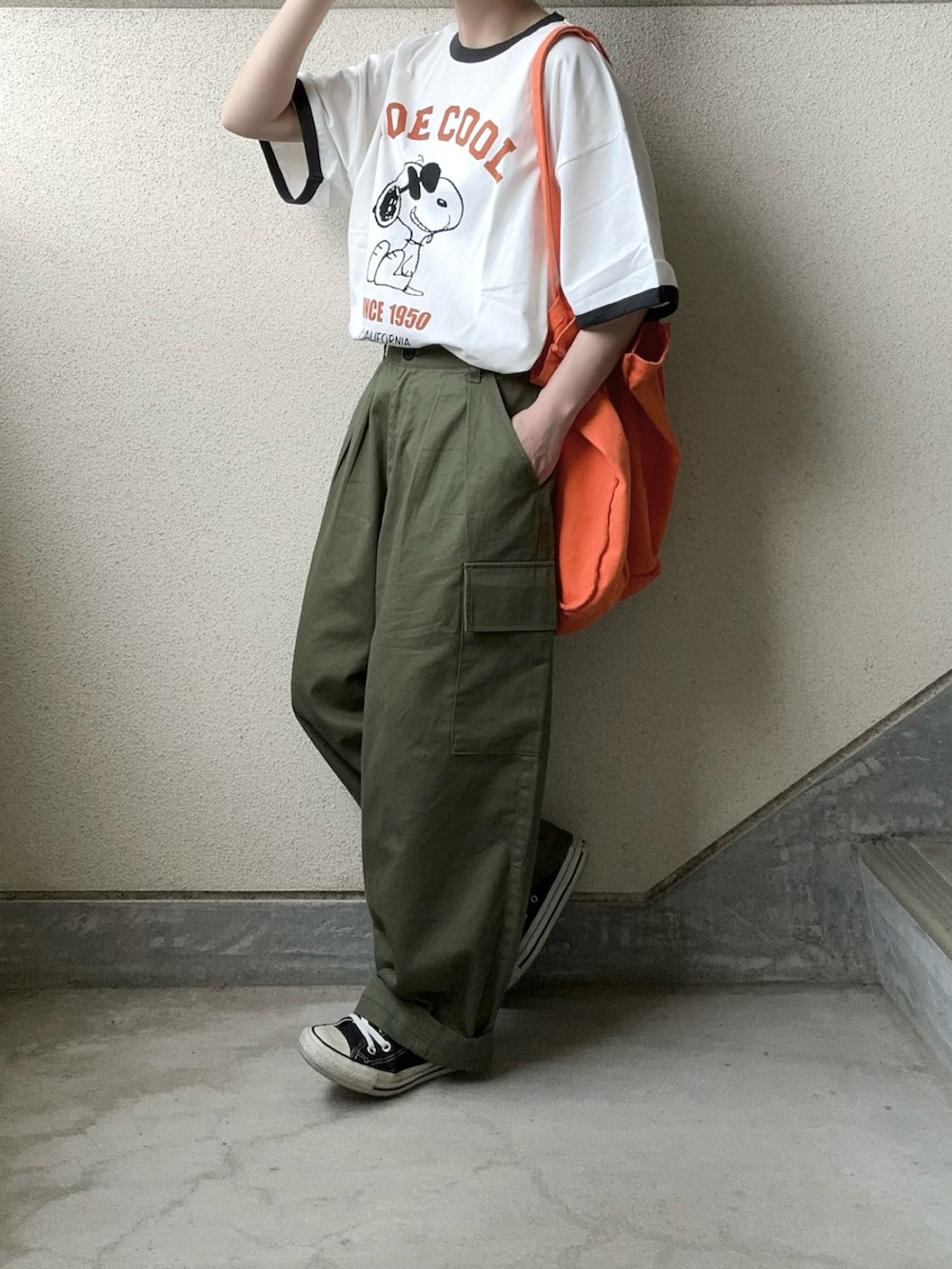 ホワイト系のTシャツ/カットソー、グリーン系のカーゴパンツ、オレンジ系のトートバッグを着用したレディースの夏コーディネートの2枚目の写真