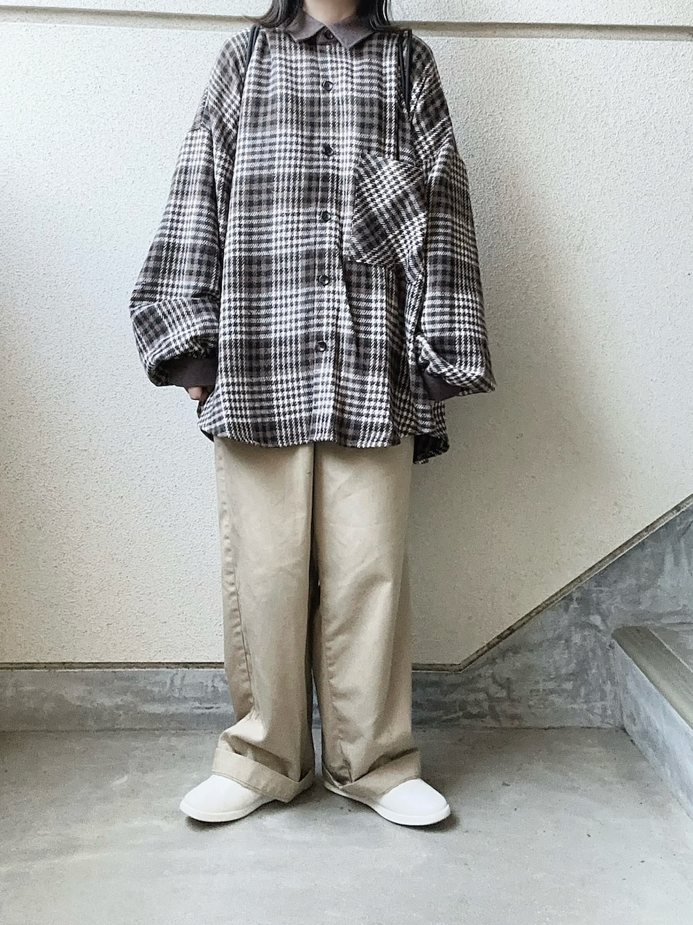 ブラウン系のシャツ/ブラウスを着用したレディースの冬コーディネートの3枚目の写真