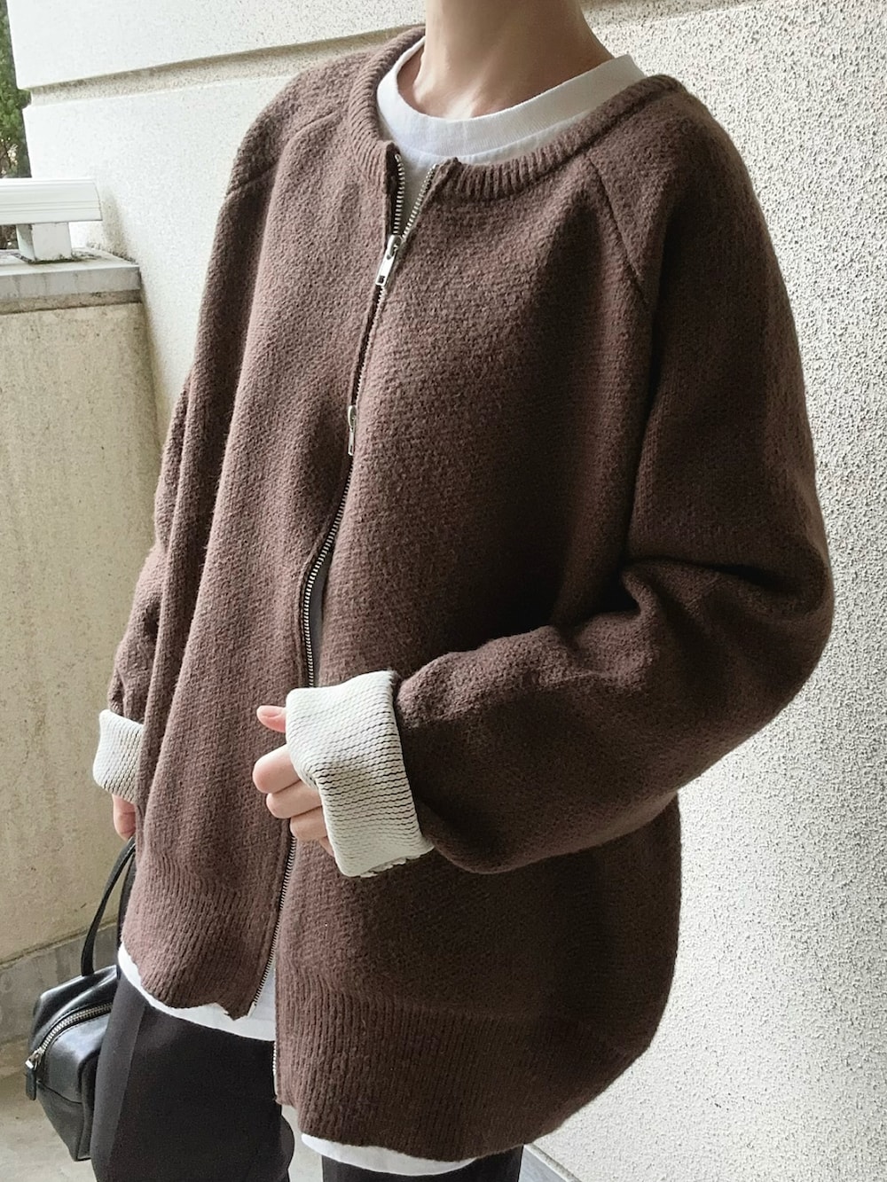 ブラウン系のカーディガン/ボレロを着用したレディースの秋コーディネートの4枚目の写真