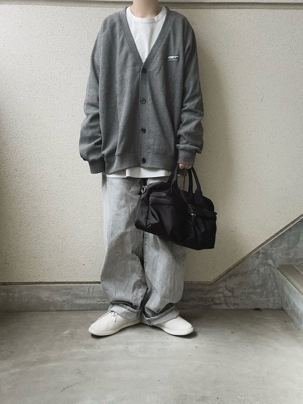 グレー系のカーディガン/ボレロ、ブラック系のショルダーバッグを着用したレディースの冬コーディネートの5枚目の写真