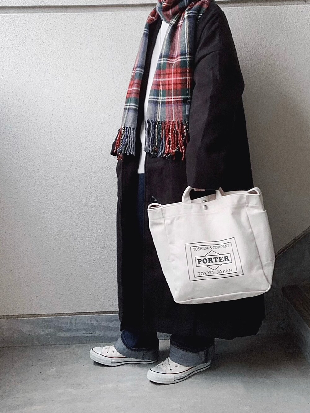 ブラック系のその他アウター、ホワイト系のトートバッグ、ホワイト系のスニーカーを着用したレディースの秋コーディネートの2枚目の写真