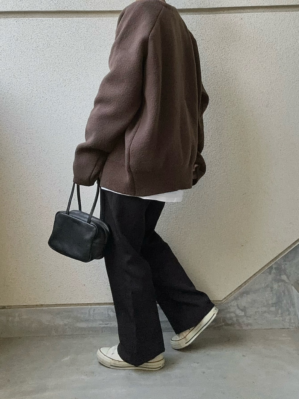 ブラウン系のカーディガン/ボレロを着用したレディースの秋コーディネートの2枚目の写真