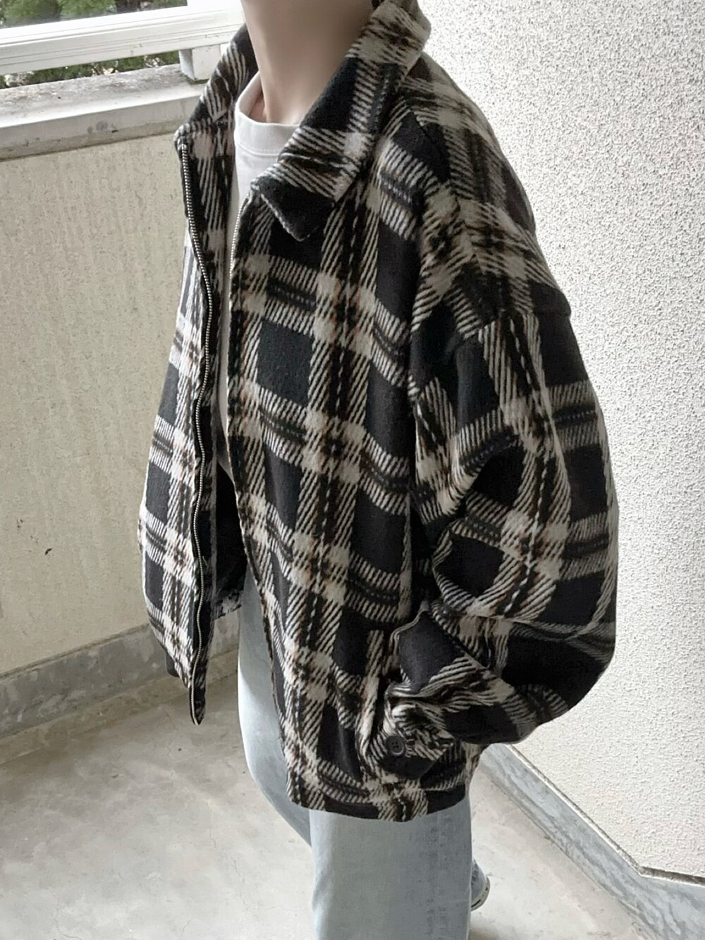 ブラック系のブルゾンを着用したレディースの冬コーディネートの5枚目の写真