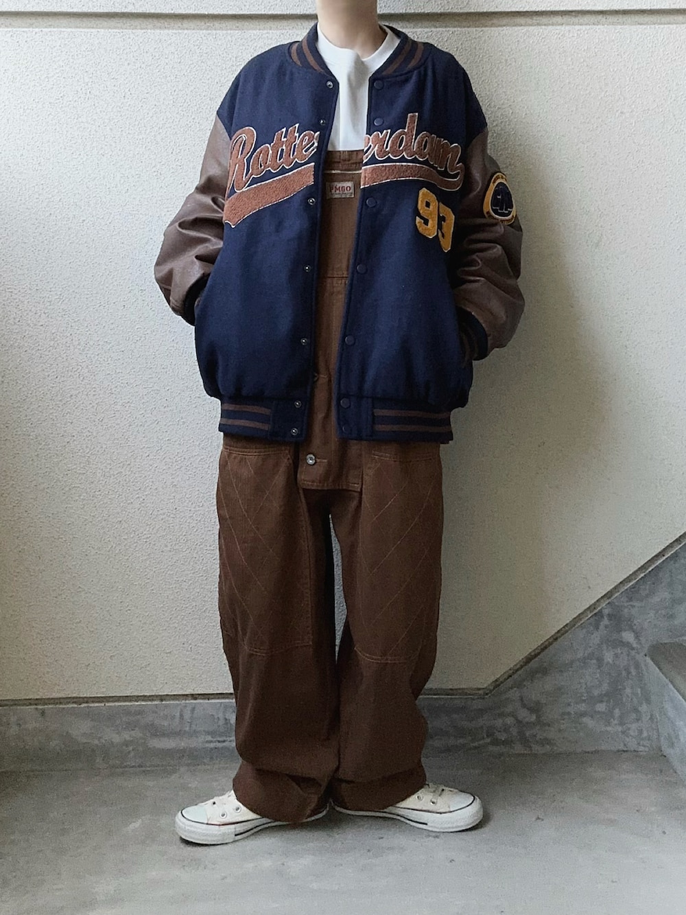 ブルー系のスタジャン、グリーン系のカーゴパンツ、グレー系のスニーカーを着用したレディースの秋コーディネートの2枚目の写真