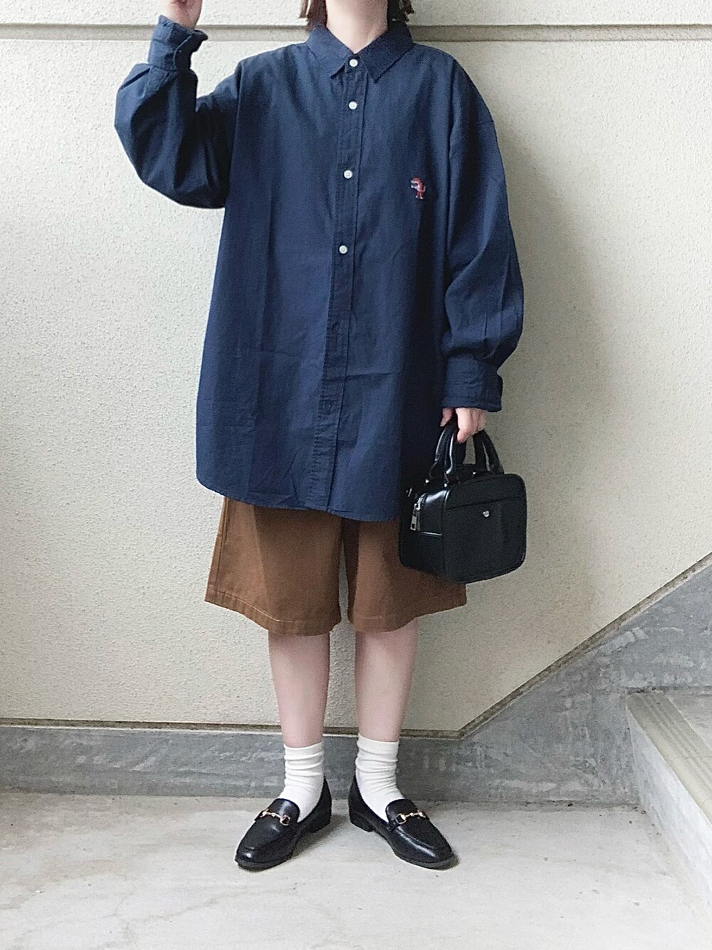 ブルー系のシャツ/ブラウス、ブラウン系のその他パンツ、ブラック系のローファーを着用したレディースの夏コーディネートの4枚目の写真