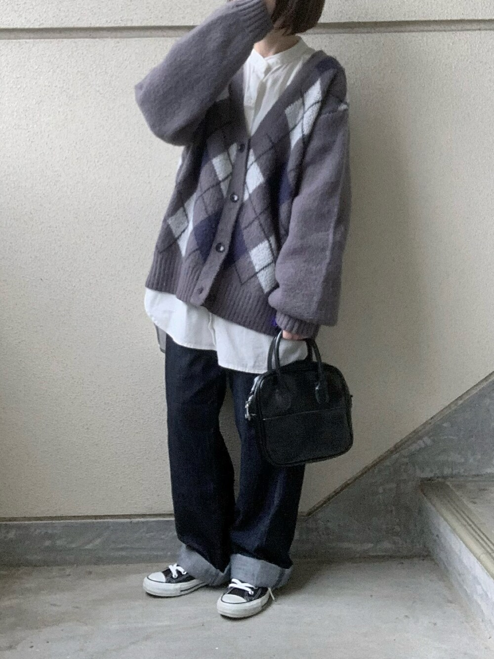 ブルー系のセットアップ、グレー系のカーディガン/ボレロ、ホワイト系のシャツ/ブラウスを着用したレディースの秋コーディネートの2枚目の写真