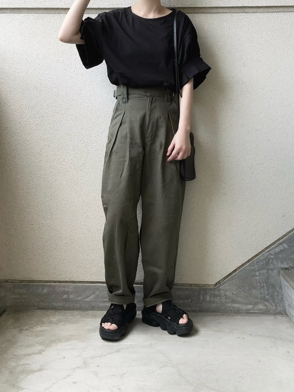 ブラック系のTシャツ/カットソー、ブラック系のサンダルを着用したレディースの夏コーディネートの2枚目の写真