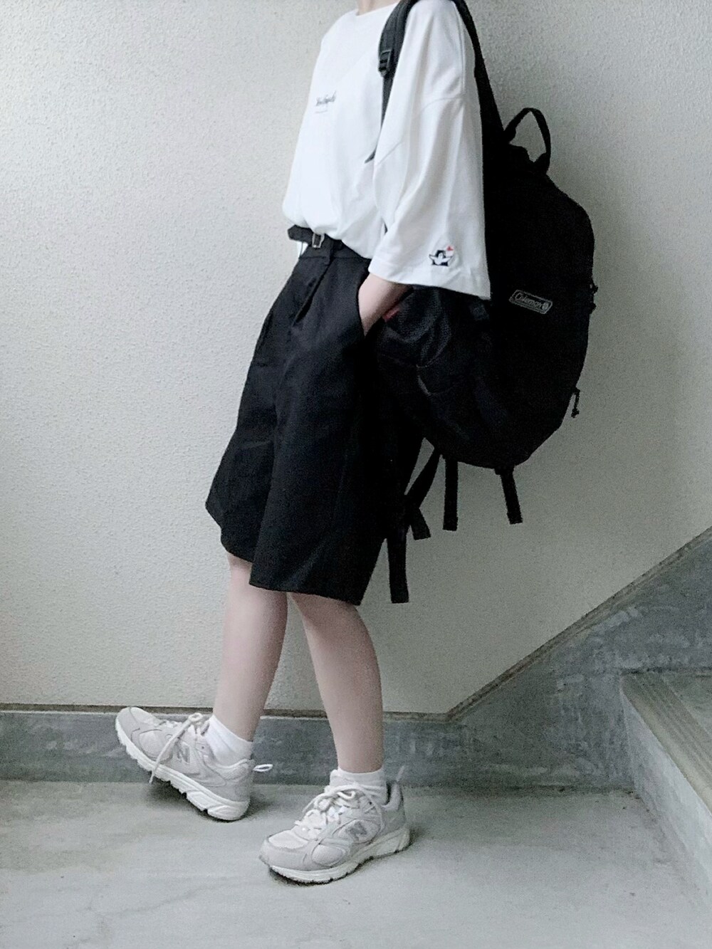 ホワイト系のTシャツ/カットソー、ブラック系のその他パンツ、グレー系のスニーカーを着用したレディースの夏コーディネートの2枚目の写真