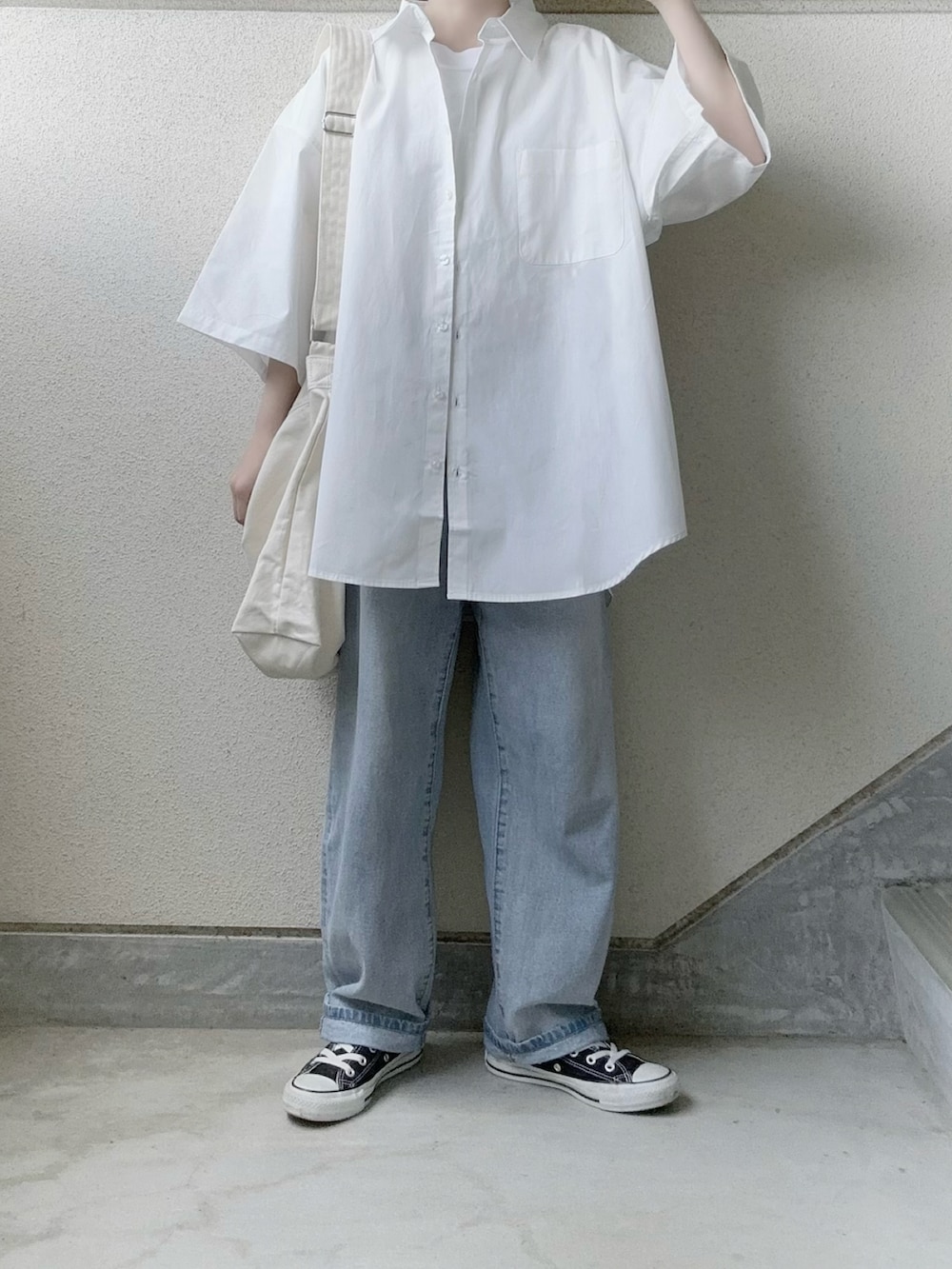 ホワイト系のシャツ/ブラウス、ベージュ系のショルダーバッグを着用したレディースの春コーディネートの3枚目の写真