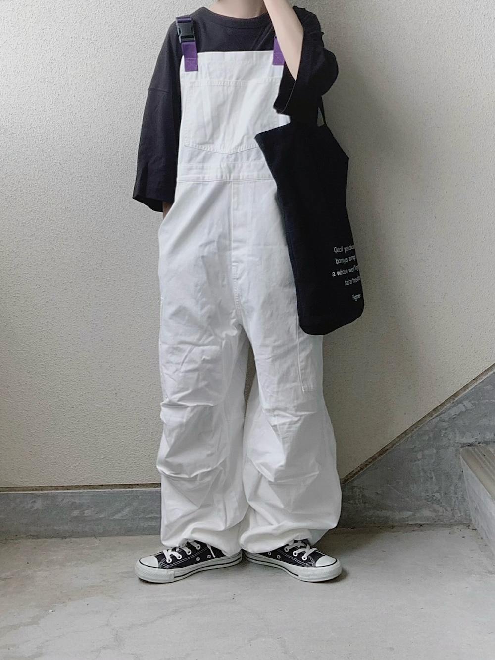 ホワイト系のサロペット/オーバーオール、ブラック系のトートバッグ、ブラック系のTシャツ/カットソーを着用したレディースの夏コーディネートの3枚目の写真