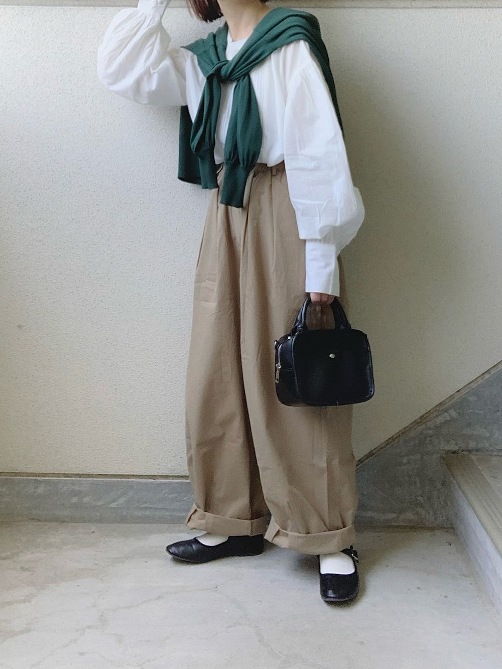 ホワイト系のシャツ/ブラウス、ベージュ系のチノパンツ、ブラック系のバレエシューズを着用したレディースの春コーディネートの2枚目の写真