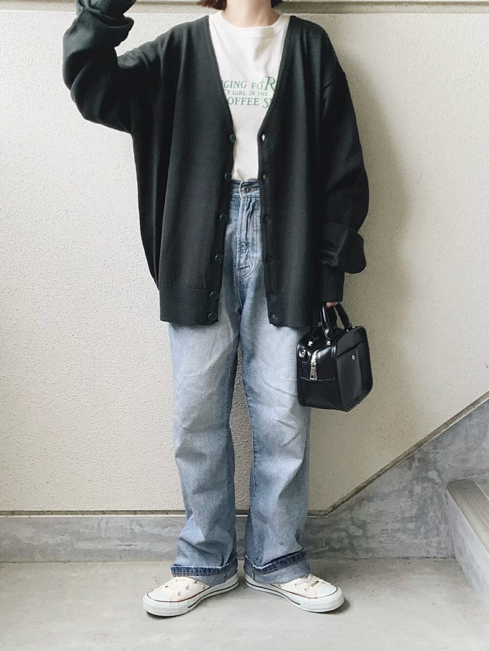 グリーン系のカーディガン/ボレロ、ホワイト系のTシャツ/カットソー、ブルー系のデニムパンツを着用したレディースの夏コーディネートの4枚目の写真