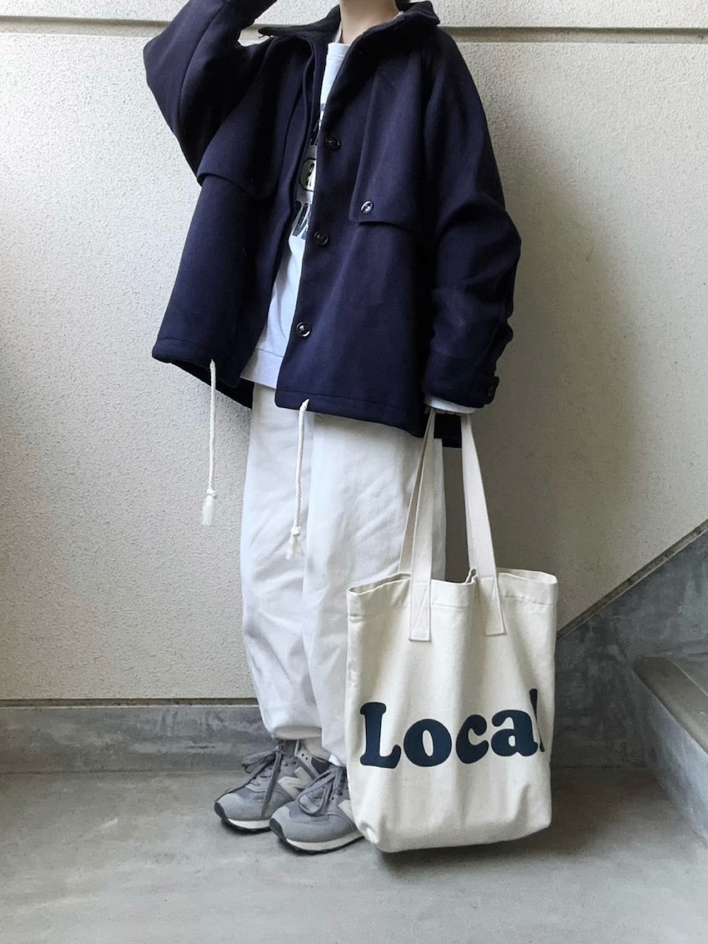 ブルー系のその他アウター、ホワイト系のデニムパンツ、グレー系のスニーカーを着用したレディースの秋コーディネートの3枚目の写真