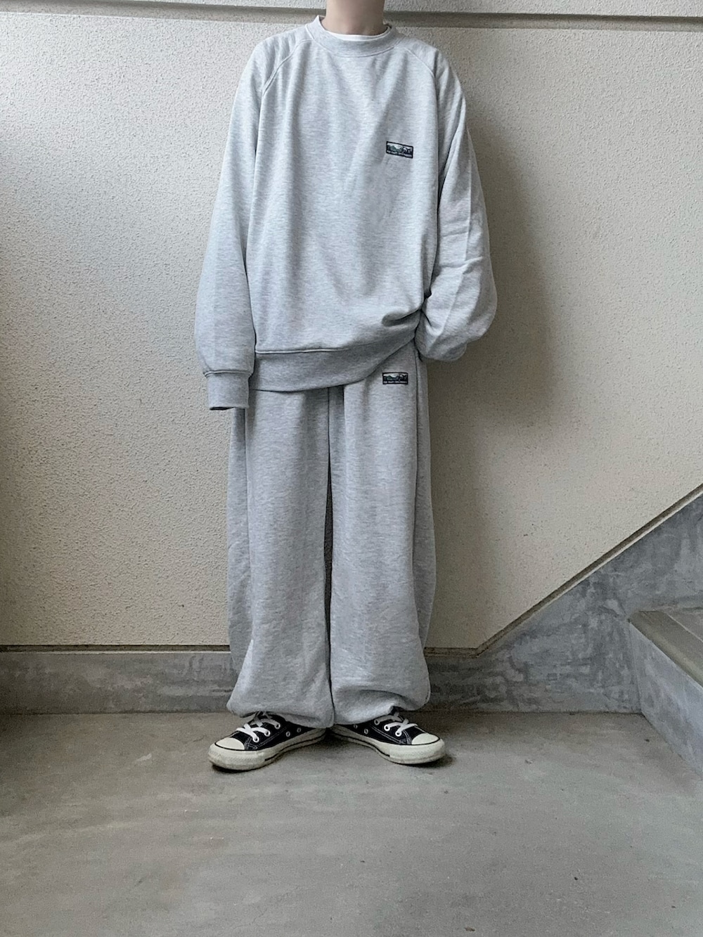 グレー系のスウェットパンツ、グレー系のスウェット、グリーン系のMA-1を着用したレディースの冬コーディネートの4枚目の写真