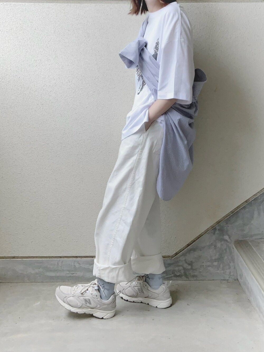グレー系のTシャツ/カットソー、ホワイト系のパンツ、グレー系のスニーカーを着用したレディースの夏コーディネートの2枚目の写真