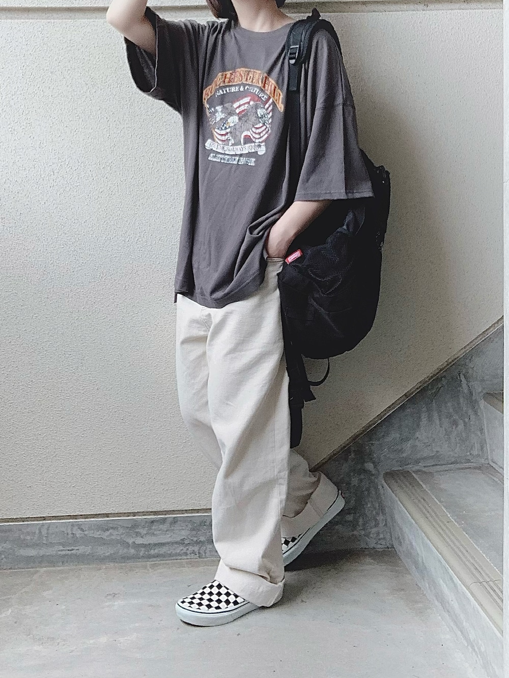 ブラック系のTシャツ/カットソー、ホワイト系のデニムパンツ、ブラック系のスリッポンを着用したレディースの春コーディネートの2枚目の写真