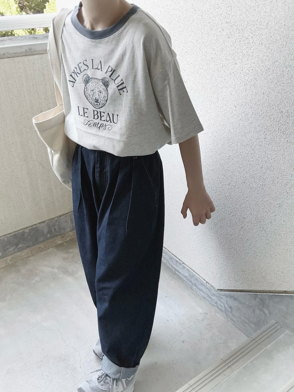 ベージュ系のTシャツ/カットソー、グレー系のスニーカー、ホワイト系のトートバッグを着用したレディースの夏コーディネートの4枚目の写真