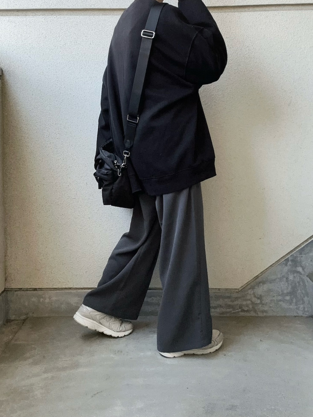 グレー系のスラックスを着用したレディースの春コーディネートの4枚目の写真