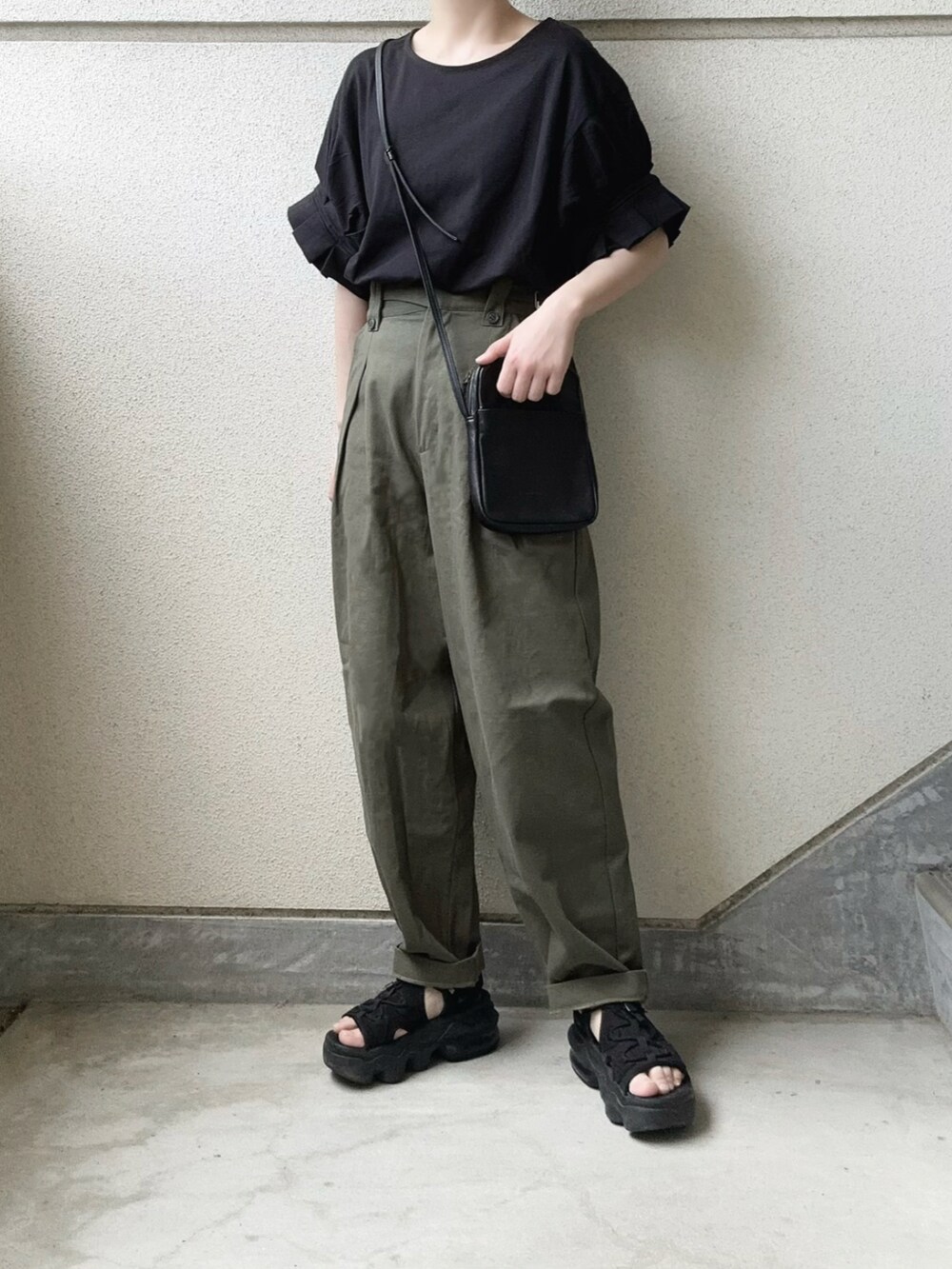 ブラック系のTシャツ/カットソー、ブラック系のサンダルを着用したレディースの夏コーディネートの3枚目の写真