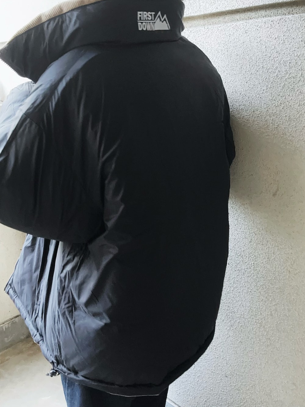 ベージュ系のダウンジャケット/コートを着用したレディースの秋コーディネートの5枚目の写真