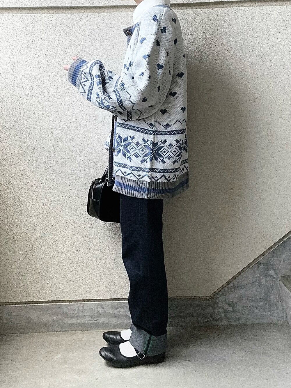 ブルー系のカーディガン/ボレロ、ブルー系のデニムパンツ、ホワイト系のシャツ/ブラウスを着用したレディースの冬コーディネートの5枚目の写真