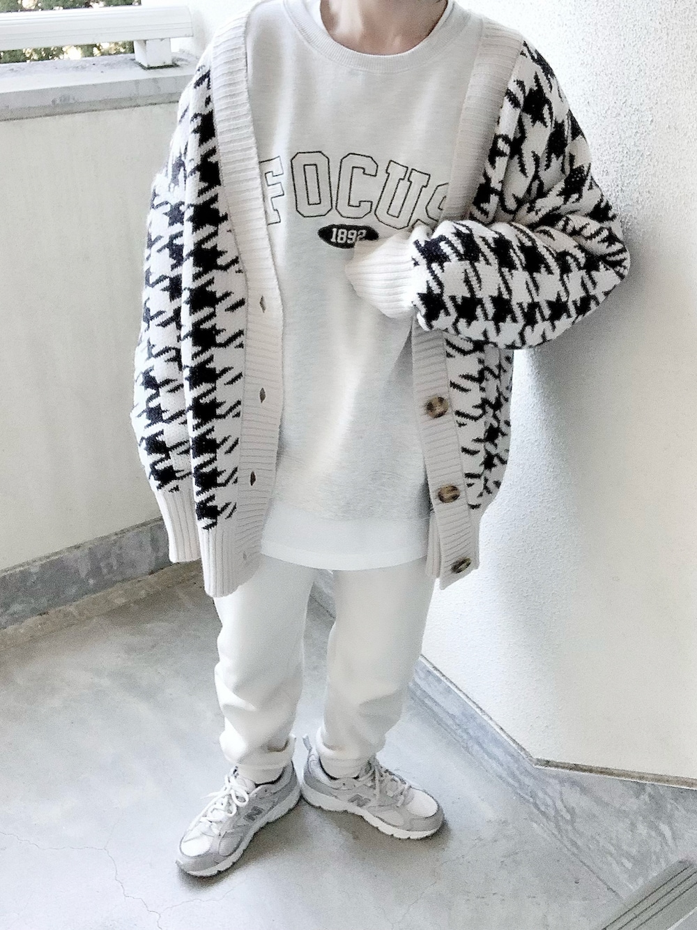 その他のカーディガン/ボレロ、ベージュ系のスウェット、ホワイト系のスウェットパンツを着用したレディースの冬コーディネートの2枚目の写真