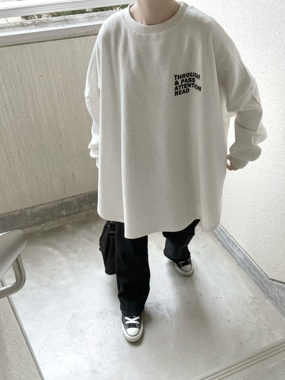 ベージュ系のスウェット、ブラック系のその他パンツ、ブラック系のショルダーバッグを着用したレディースの冬コーディネートの5枚目の写真