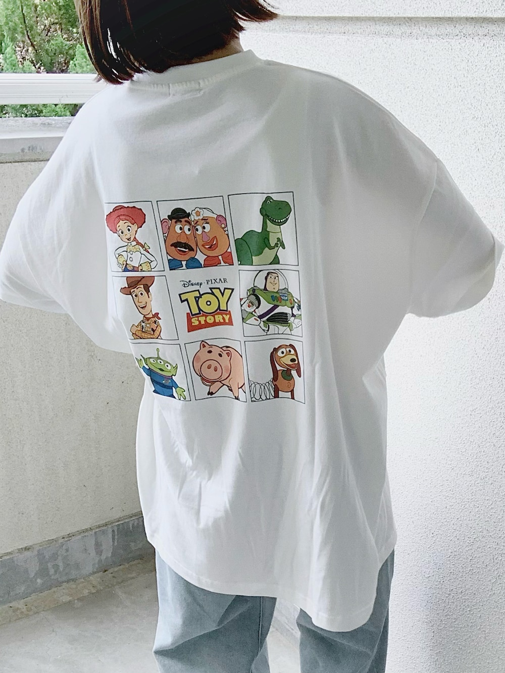 ホワイト系のTシャツ/カットソー、ブルー系のデニムパンツ、グレー系のスニーカーを着用したレディースの夏コーディネートの4枚目の写真