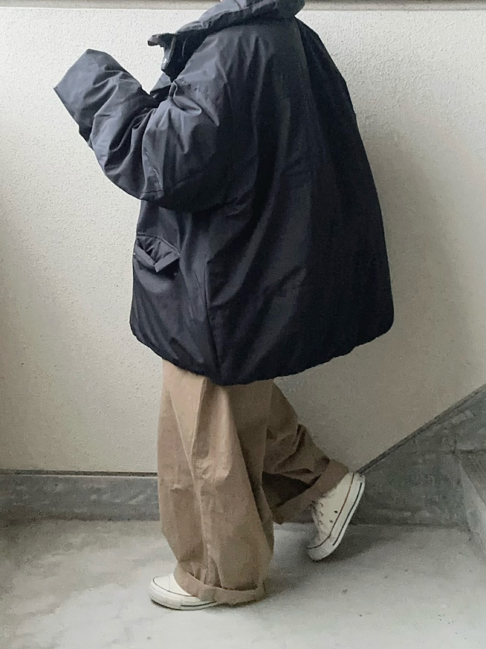 ブラック系のダウンジャケット/コートを着用したレディースの冬コーディネートの3枚目の写真