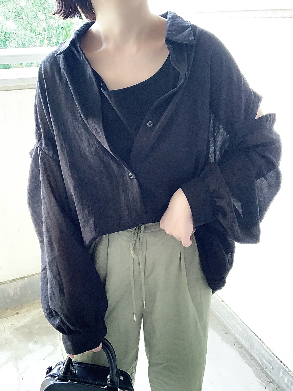 ブラック系のシャツ/ブラウス、グリーン系のその他パンツ、ブラック系のサンダルを着用したレディースの夏コーディネートの3枚目の写真