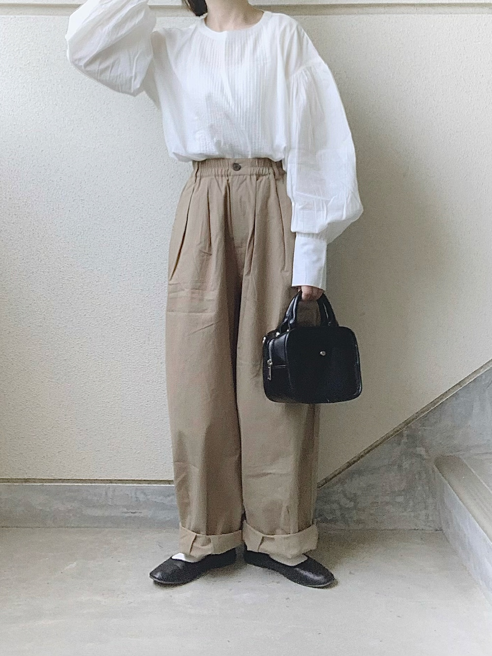 ホワイト系のシャツ/ブラウス、ベージュ系のチノパンツ、ブラック系のバレエシューズを着用したレディースの春コーディネートの5枚目の写真