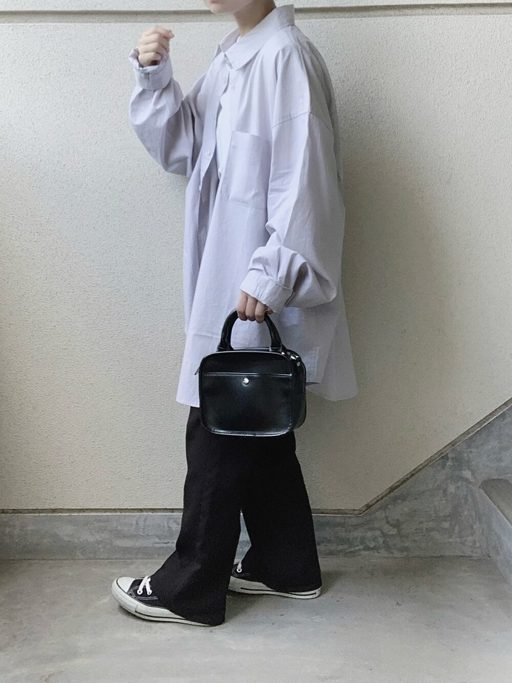 グレー系のシャツ/ブラウス、ブラック系のスラックス、ブラック系のスニーカーを着用したレディースの秋コーディネートの2枚目の写真