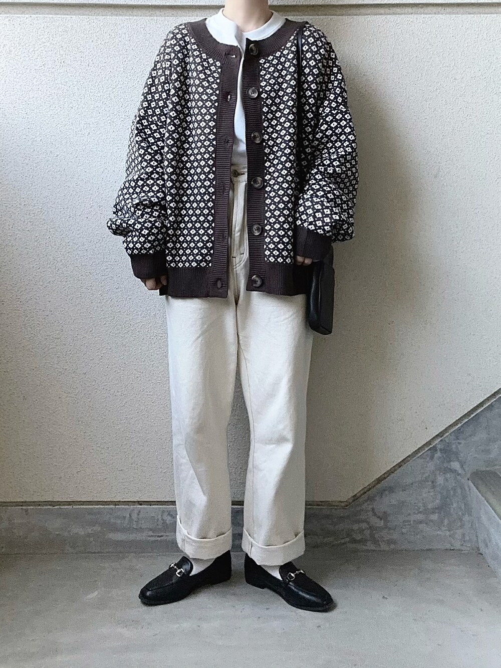 ブラウン系のカーディガン/ボレロ、ホワイト系のデニムパンツ、ブラック系のローファーを着用したレディースの秋コーディネートの3枚目の写真