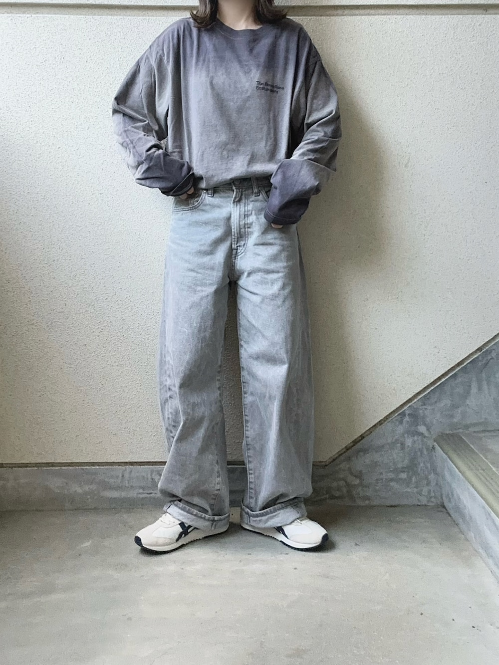 グレー系のTシャツ/カットソー、ブラック系のバックパック/リュック、グレー系のデニムパンツを着用したレディースの冬コーディネートの4枚目の写真
