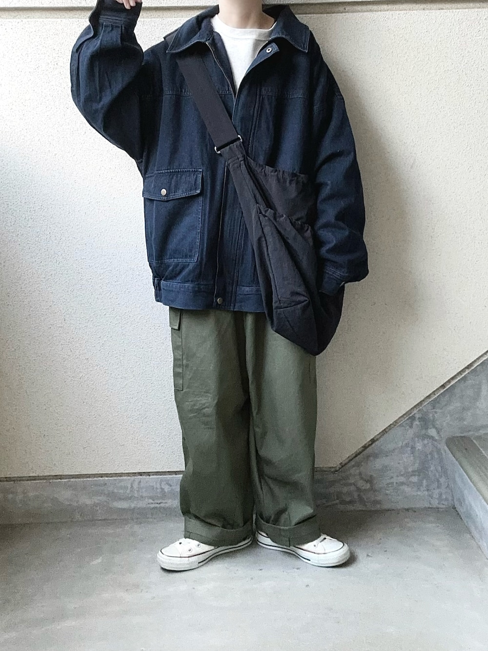 ブルー系のデニムジャケット、グリーン系のカーゴパンツ、ブラック系のショルダーバッグを着用したレディースの春コーディネートの2枚目の写真