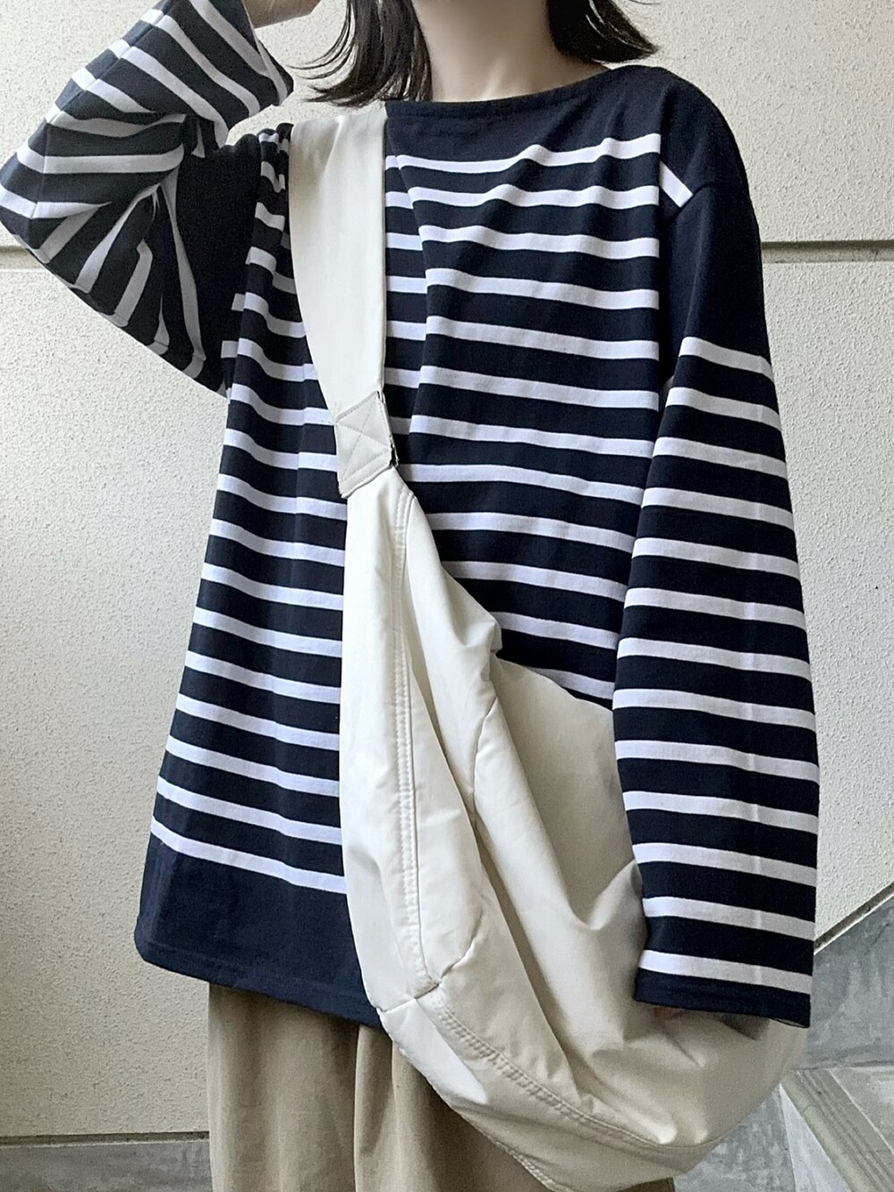 ブルー系のTシャツ/カットソー、ベージュ系のチノパンツを着用したレディースの春コーディネートの4枚目の写真