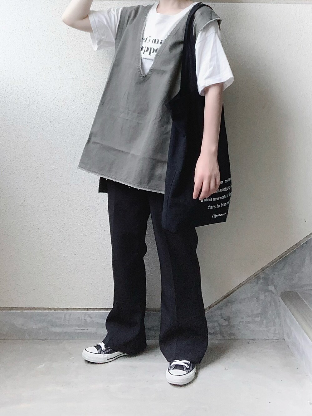 グリーン系のベスト、ブラック系のスラックス、ホワイト系のTシャツ/カットソーを着用したレディースの夏コーディネートの2枚目の写真