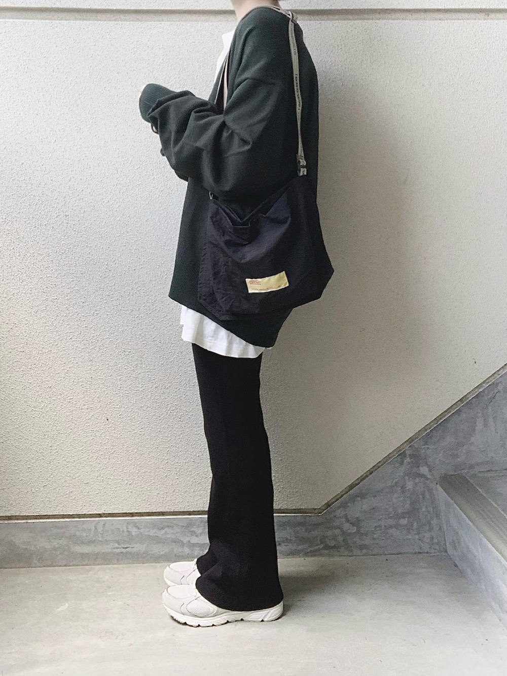 ブラック系のその他パンツ、グリーン系のカーディガン/ボレロ、ブラック系のショルダーバッグを着用したレディースの秋コーディネートの3枚目の写真