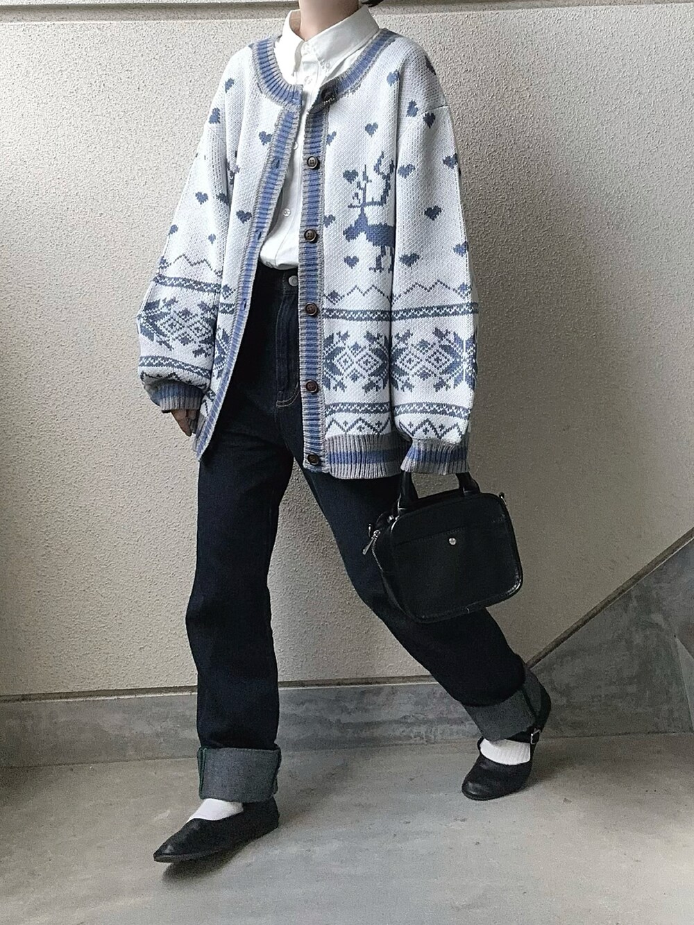 ブルー系のカーディガン/ボレロ、ブルー系のデニムパンツ、ホワイト系のシャツ/ブラウスを着用したレディースの冬コーディネートの2枚目の写真