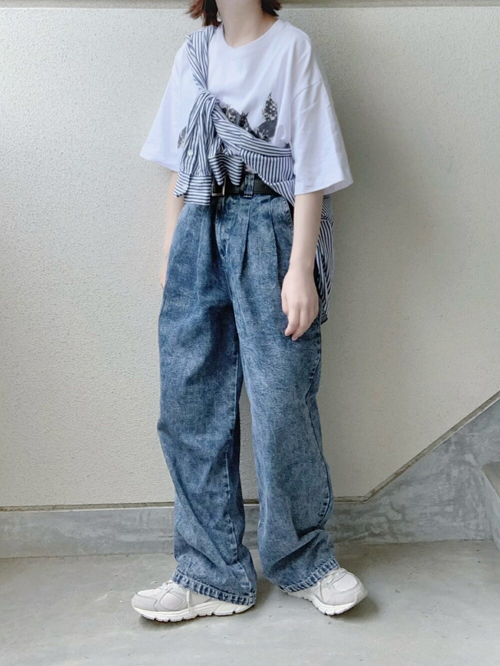 ブルー系のデニムパンツ、グレー系のTシャツ/カットソー、ブルー系のシャツ/ブラウスを着用したレディースの夏コーディネートの2枚目の写真