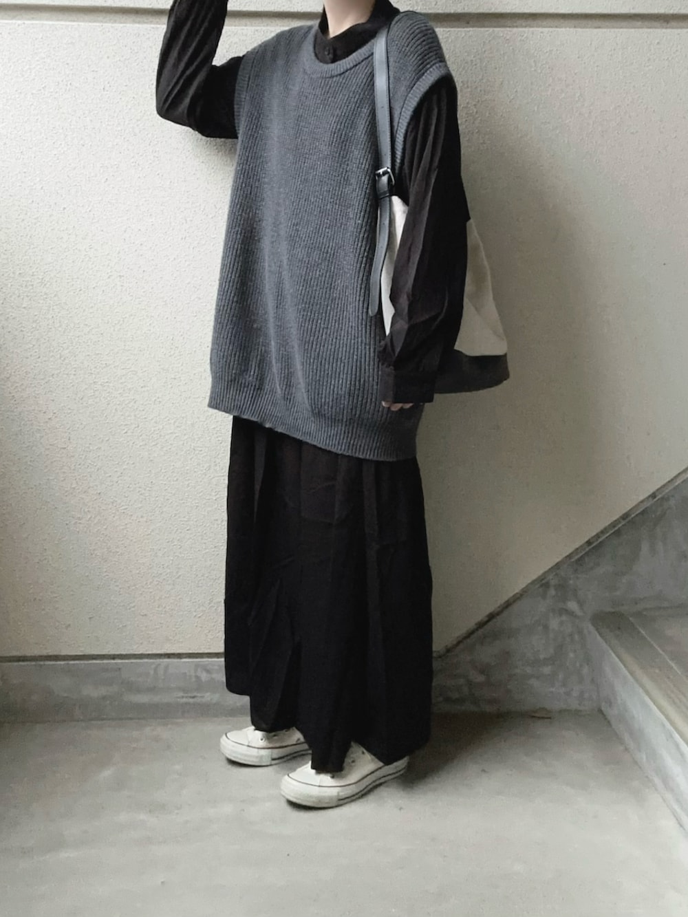 ブラック系のワンピース、グレー系のニット/セーター、ブラック系のトートバッグを着用したレディースの冬コーディネートの3枚目の写真