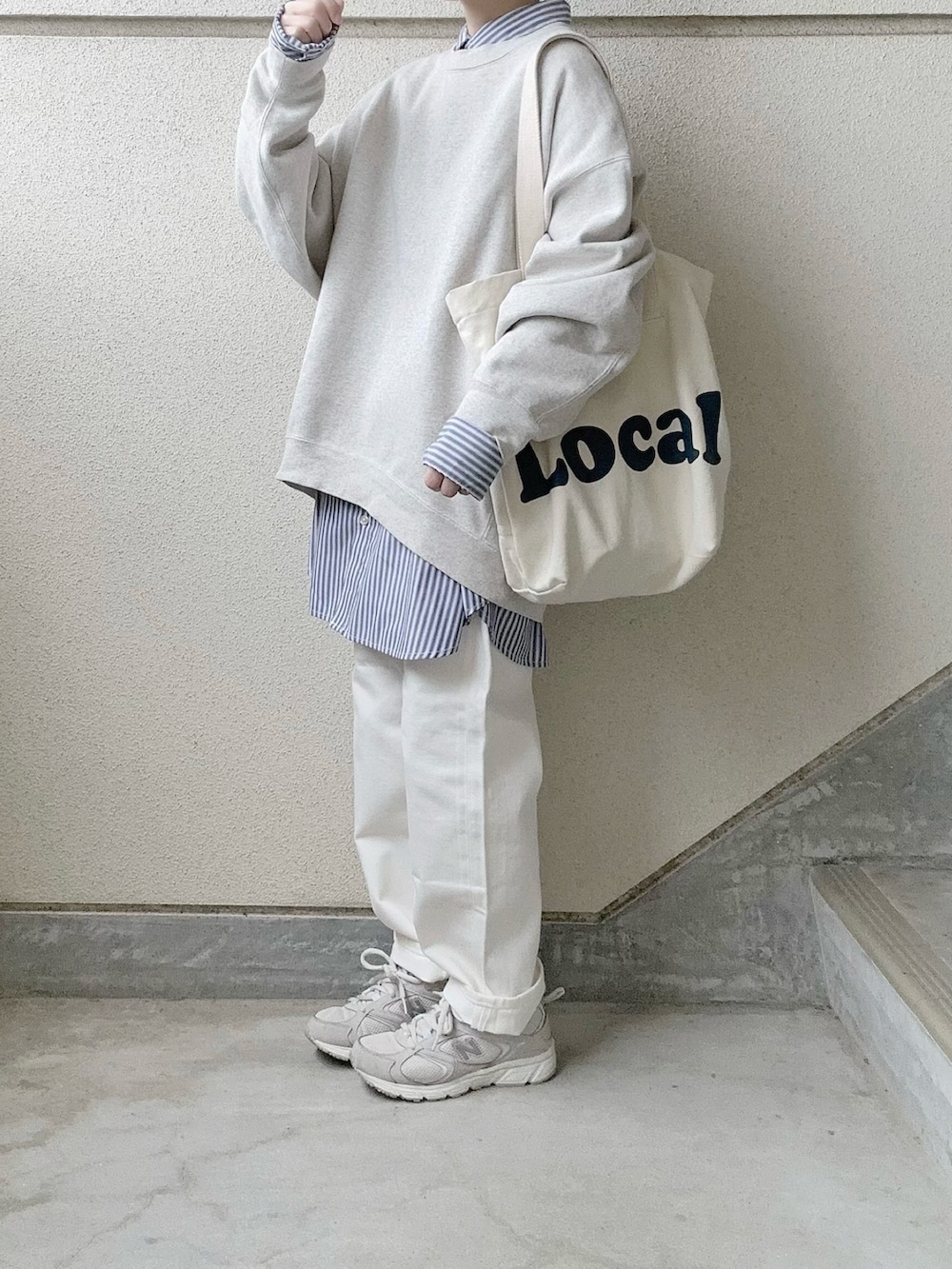 ホワイト系のデニムパンツ、ブルー系のシャツ/ブラウス、グレー系のスウェットを着用したレディースの冬コーディネートの5枚目の写真