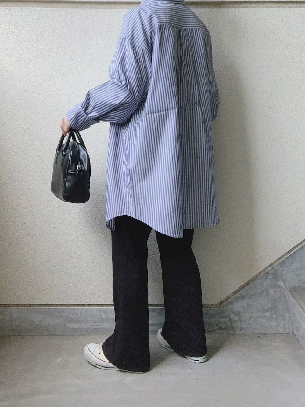 ブルー系のシャツ/ブラウス、ブラック系のスラックス、ホワイト系のスニーカーを着用したレディースの夏コーディネートの5枚目の写真