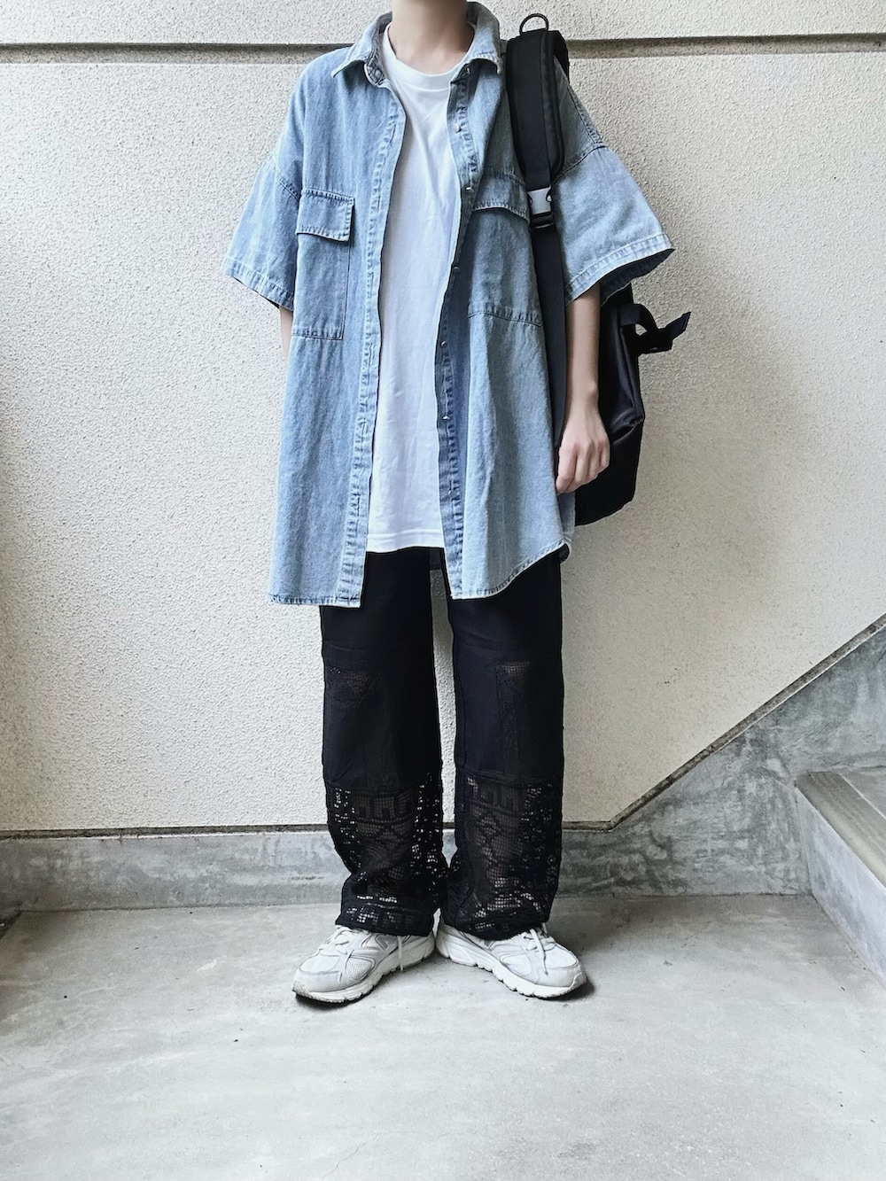 ブラック系のその他パンツ、ブルー系のシャツ/ブラウス、ブラック系のボディバッグ/ウエストポーチを着用したレディースの夏コーディネートの2枚目の写真